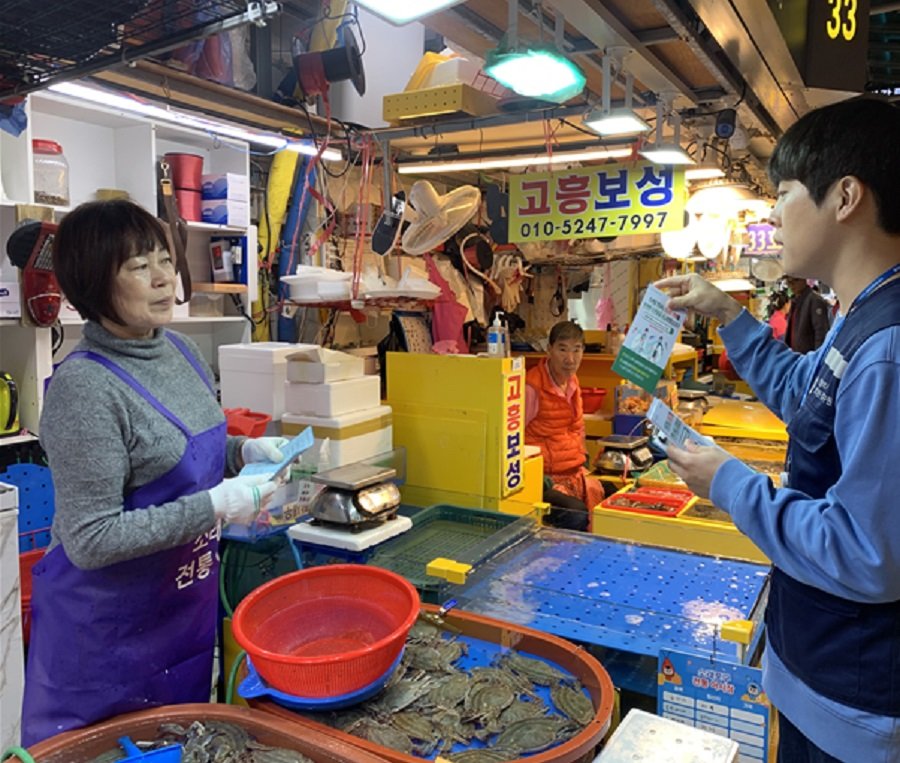 인천시 수산물에 대한 방사능 일일 검사 안내 전단 배포 모습. 사진제공ㅣ인천시청