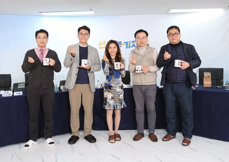 신천지예수교 부산야고보지파가 지난해 12월 28일 ‘선 넘는 기자들’을 개최한 가운데 임정환 지파장(왼쪽 두 번째)과 이재봉 강사(왼쪽 첫 번째)가 기자들과 기념촬영을 하고 있다. 사진제공ㅣ신천지예수교 부산야고보지파