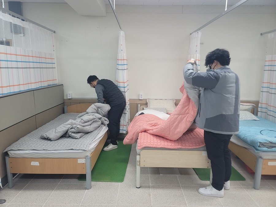 충남교육청 보건실 빈대 정밀점검 모습. 사진제공ㅣ충남교육청