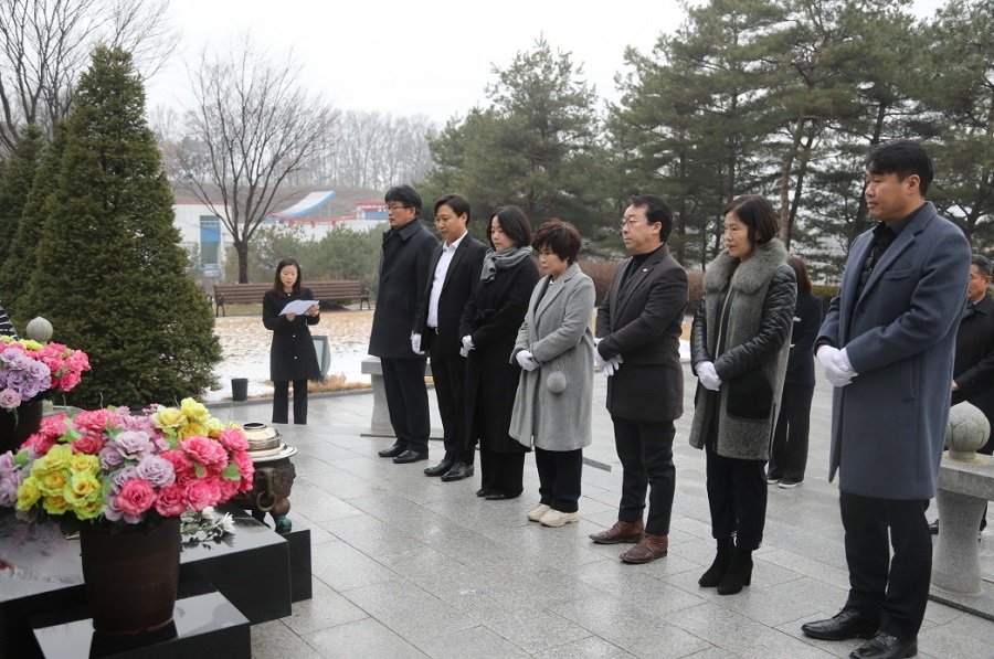 2일 증평군의회가 새해 충혼탑에서 참배했다. 사진제공ㅣ증평군의회