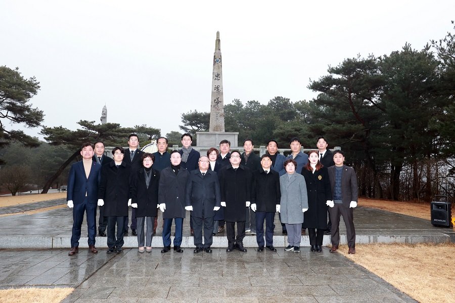 2일 충주시의회가 새해 충혼탑에서 참배했다. 사진제공ㅣ충주시의회