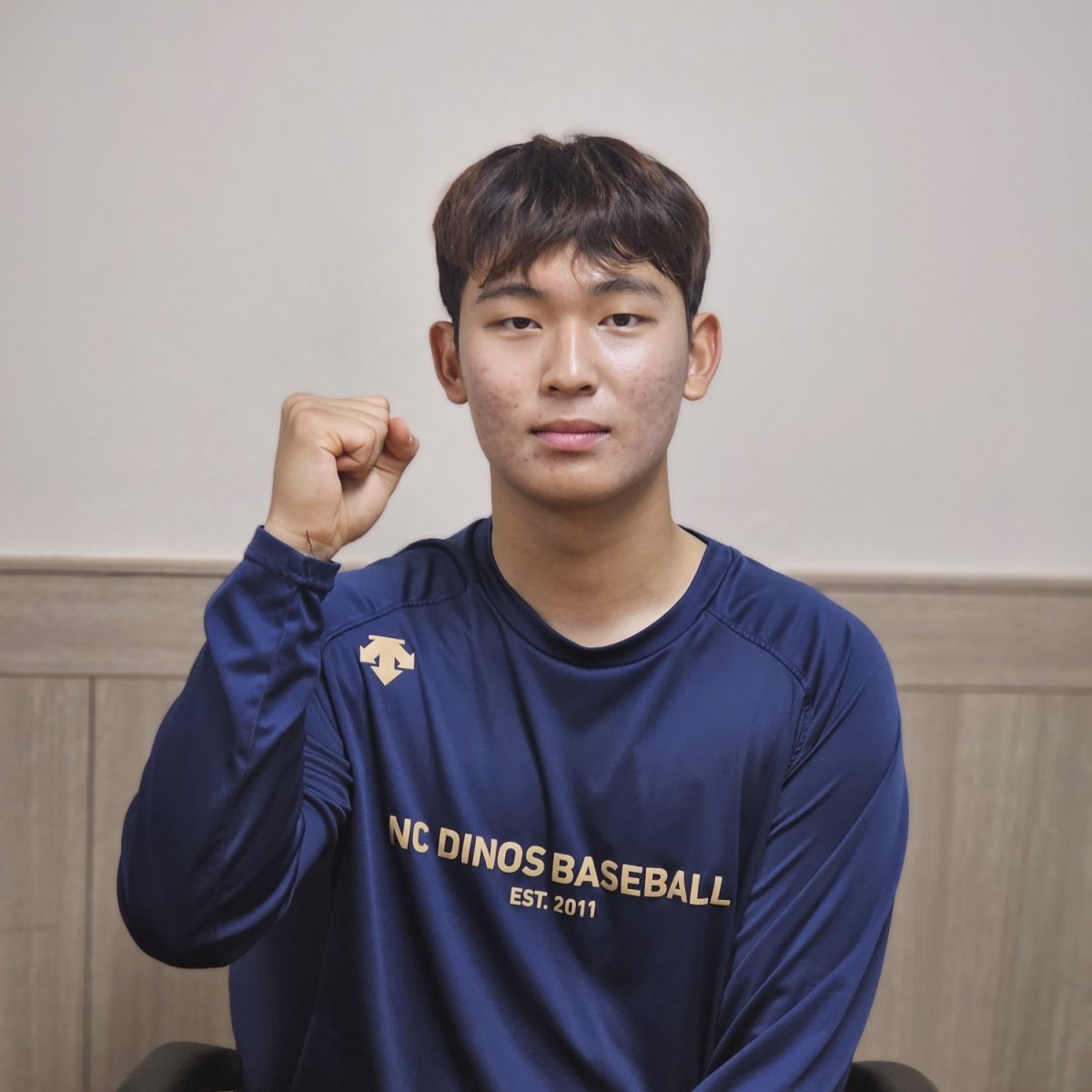 NC 다이노스 신영우가 2024시즌 파이팅을 다짐하며 포즈를 취하고 있다. 사진제공 ｜ NC 다이노스