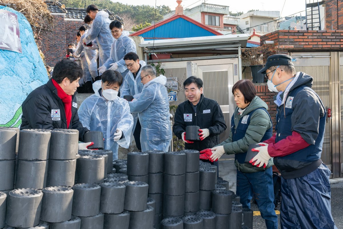 부산 부산진구가 2일 전국공무원노동조합 부산진구지부(지부장 최성욱)와 ‘사랑의 연탄나눔 봉사활동’을 진행한 가운데 김영욱 구청장(오른쪽 세 번째)이 관계자들과 봉사활동을 진행하고 있다. 사진제공ㅣ부산 부산진구