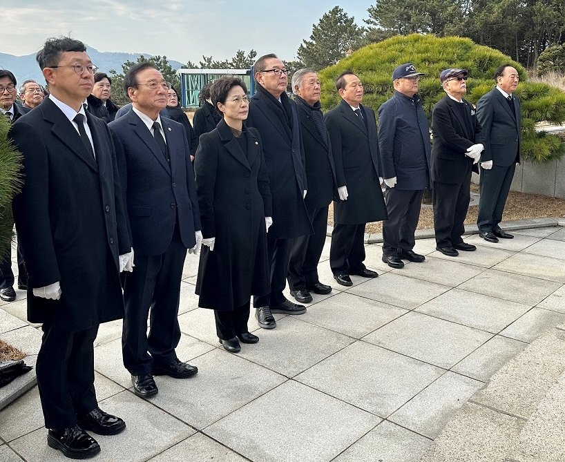 국가보훈부 부산지방보훈청 관계자들이 갑진년 새해를 맞아 2일 오전 중앙공원 소재 충혼탑을 비롯해 광복기념관 순국선열 애국지사 위패봉안소, 4·19 혁명희생자 영령봉안소 등에서 신년 참배를 하고 있다. 사진제공ㅣ부산지방보훈청