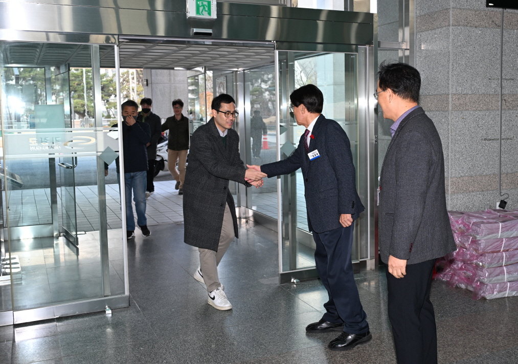 정종복 기장군수(오른쪽 두 번째)가 2일 청사 입구에서 새해 첫 출근하는 직원들을 맞아 신년 인사를 나누고 있다. 사진제공ㅣ부산 기장군