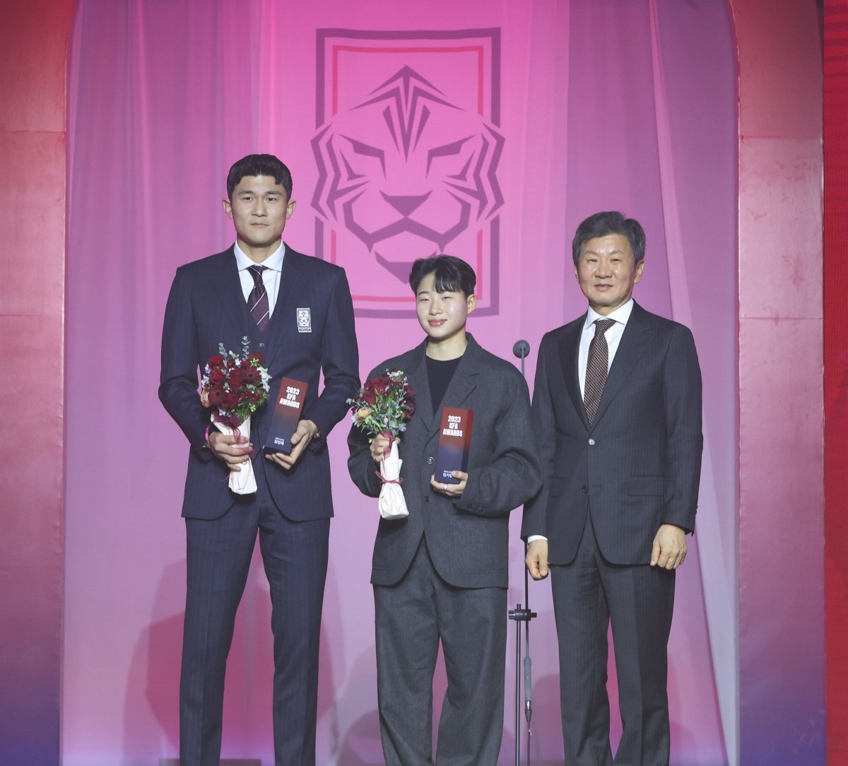 김민재(왼쪽)가 2일 서울 강서구 메이필드호텔에서 진행된 ‘2023 KFA 어워즈’에서 ‘올해의 선수’ 남자 수상자로 선정됐다. 여자 부문은 천가람(가운데)이 수상의 영예를 안았다. 오른쪽은 정몽규 대한축구협회장. 사진제공 | 대한축구협회