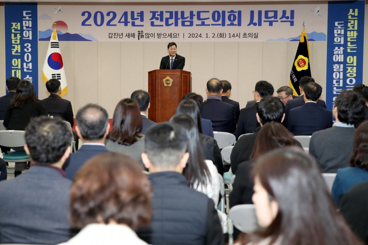 서동욱 전남도의장이 지난 2일 의회 초의실에서 열린 2024년 시무식에서 인사를 하고 있는 모습. 사진제공ㅣ전남도의회