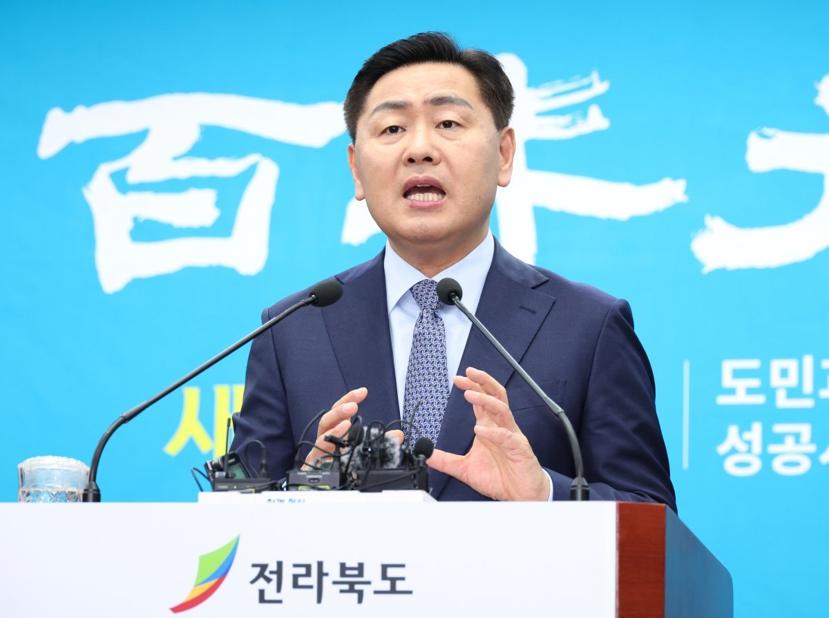 김관영 전북도지사가 3일 전북도청 기자회견장에서 열린 신년 기자회견에서 2024년 갑진년 새해, 나무를 심는 사람의 마음으로 특별한 전북을 향한 百年大計(백년대계)를 준비하겠다고 포부를 밝혔다. 사진제공 | 전북도