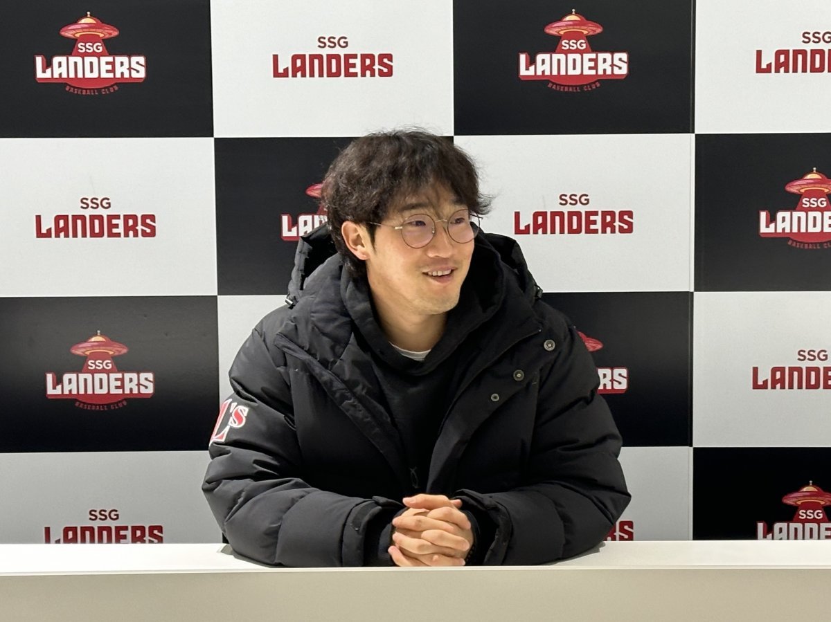 SSG 박종훈이 3일 인천SSG랜더스필드에서 취재진과 만나 자신의 2024시즌 계획을 밝히고 있다. 사진제공 | SSG 랜더스