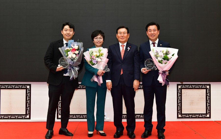 청주시의회 의정활동 ‘지방의정봉사상’ 수여식 모습(왼쪽부터 정재우 의원, 이화정 의원, 김병국 의장, 홍순철 의원). 사진제공ㅣ청주시의회