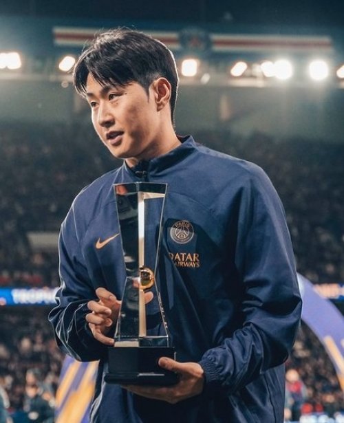 이강인이 PSG 입단 후 첫 우승을 거머쥐었다. 4일(한국시간) 파르크 데 프랭스에서 열린 툴루즈와 트로페 데 샹피옹 홈경기에서 선제골을 터트리며 경기 최우수선수로도 선정됐다. 경기 후 최우수선수 트로피를 들고 있는 이강인. 사진출처 | 프랑스 리그앙 인스타그램