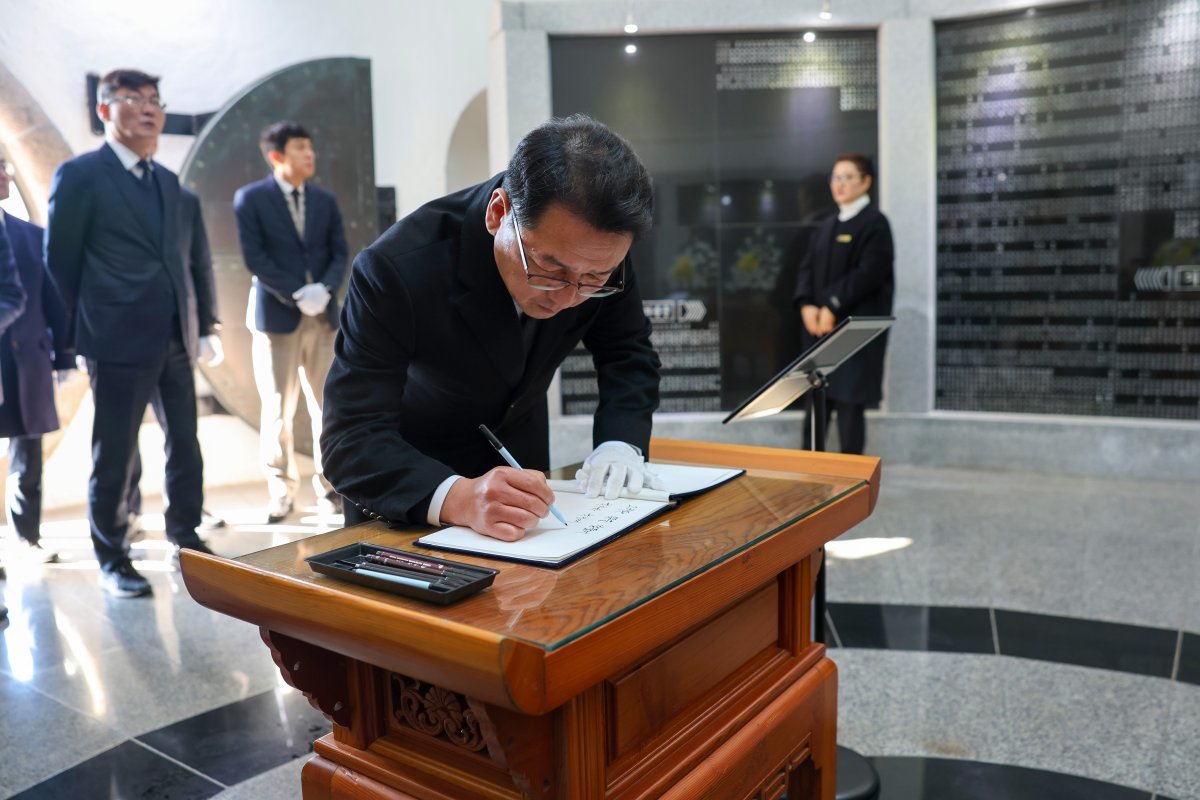 장웅요 부산본부세관장이 새해를 맞아 4일 충혼탑을 찾은 모습. 사진제공ㅣ부산본부세관