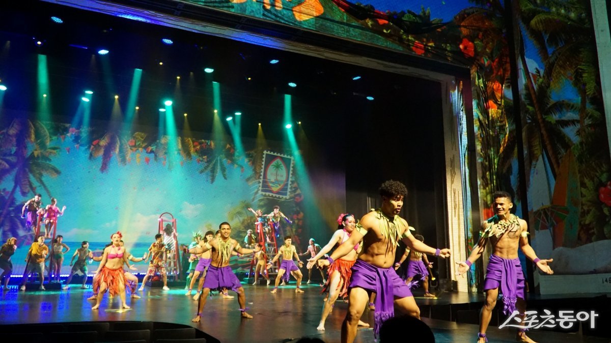 ‘태양의 서커스’팀이 제작한  ‘카레라쇼’. 괌 최초 멀티미디어 공연으로 500석 규모의 괌 샌드캐슬 공연장에서 수요일과 일요일에 볼 수 있다. 괌｜김재범 기자 oldfield@donga.com