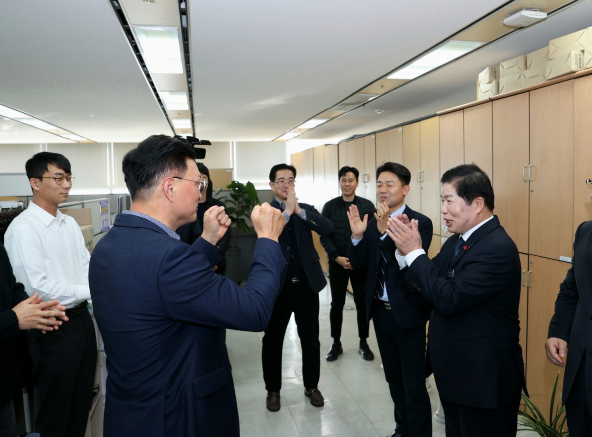 공영민 고흥군수(사진 우측)가 5일 전남도지사와 면담의 시간을 가지고 전남도청 전 층을 돌며 행정부지사, 정무부지사, 실·국장들과 새해인사를 나누는 모습. 사진제공ㅣ고흥군