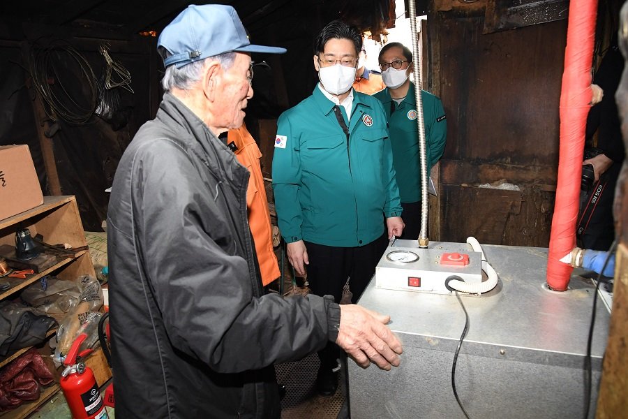 지난 5일 시흥시 주거용 비닐하우스 현장 점검 모습. 사진제공ㅣ시흥시청