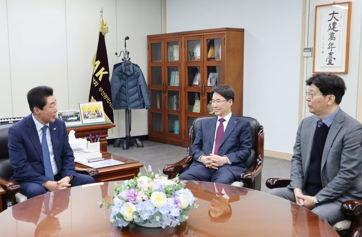 김용학 사장(가운데)이 대한건설협회 부산시회를 방문한 모습. 사진제공ㅣ부산도시공사