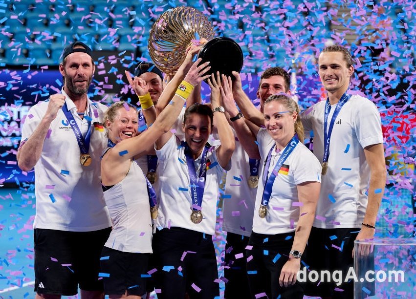 독일이 7일 열린 유나이티드컵 결승에서 우승을 차지한 뒤 트로피를 올리며 기뻐하고 있다. 사진=게티이미지코리아