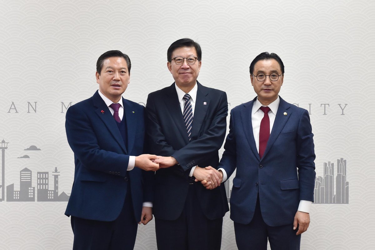 지난 8일 오후 시청 국제의전실에서 지방 4대 협의체 ‘2024년 갑진년, 신년 간담회’가 열린 가운데 관계자들이 기념촬영을 하고
 있다. (왼쪽부터) 조재구 시군구청장협의회 회장, 박형준 시도협 회장, 최봉환 시군구의회의장협 회장. 사진제공ㅣ부산시