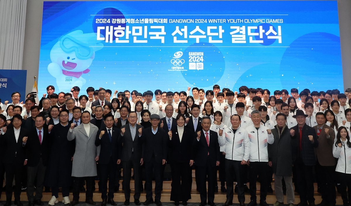 9일 서울 송파구 올림픽파크텔에서 열린 2024 강원동계청소년올림픽대회 대한민국 선수단 결단식에서 장미란 문화체육관광부 2차관, 이기흥 대한체육회장 및 선수들이 선전을 다짐하며 주먹을 불끈 쥐고 있다. 사진제공｜대한체육회