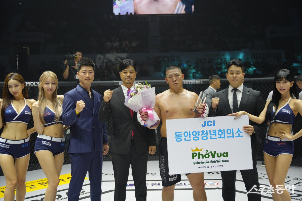 로드FC 세키노 타이세이(오른쪽 3번째)가 26일 안양체육관에서 열린 굽네 로드FC 065 대회에서 승리를 거둔 뒤 퍼부어 정호균
대표(왼쪽 3번째), 이용식 대표(왼쪽 4번째), 동안양청년회의소 서동수 회장(오른쪽 2번째)과 로드걸들과 함께 사진촬영을 하고
있다. 사진제공 | 로드FC