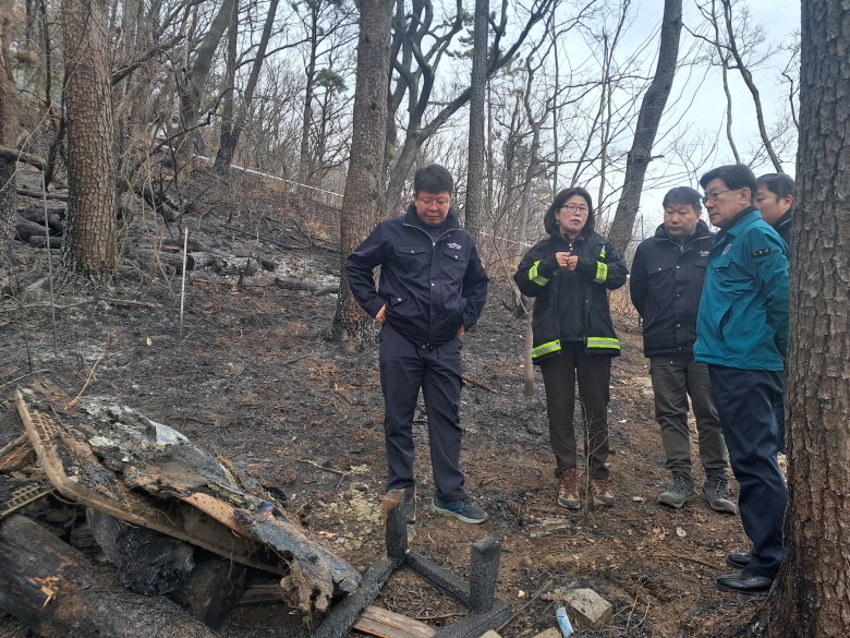 정종복 기장군수(왼쪽 네 번째)가 관계자들과 산불 발생 현장에서 현장 회의를 진행하고 있다. 사진제공ㅣ부산 기장군