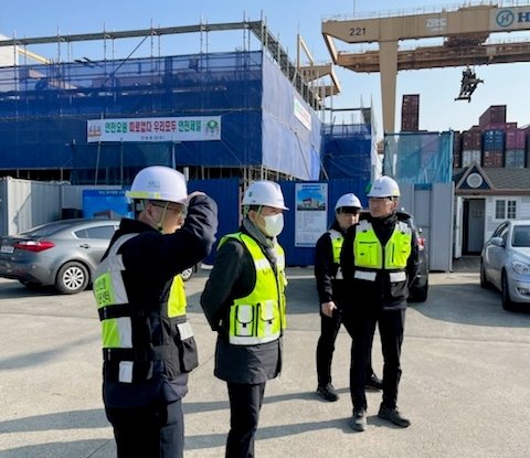 부산항만공사가 새해를 맞아 지난 12일 부산항 신항 일대에서 현장 안전점검을 실시하고 있다. 사진제공ㅣ부산항만공사