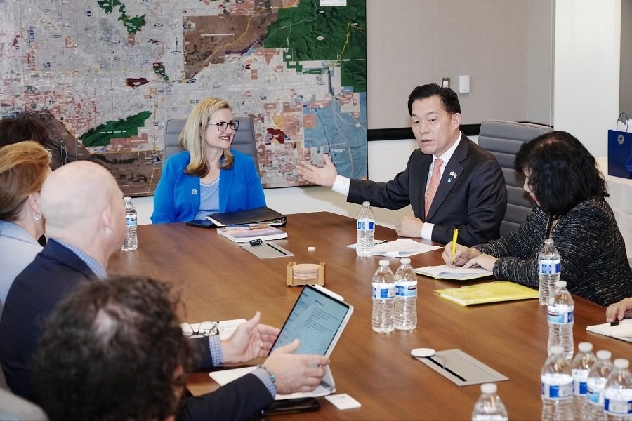 이재준 수원시장이 케이트 가에고 피닉스시장과 대화하고 있다. 사진제공ㅣ수원시청