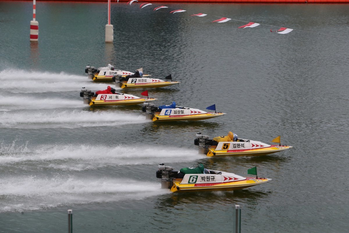 미사리경정장에서 선수들이 수면 위를 빠른 속도로 질주하고 있다. 사진제공｜국민체육진흥공단