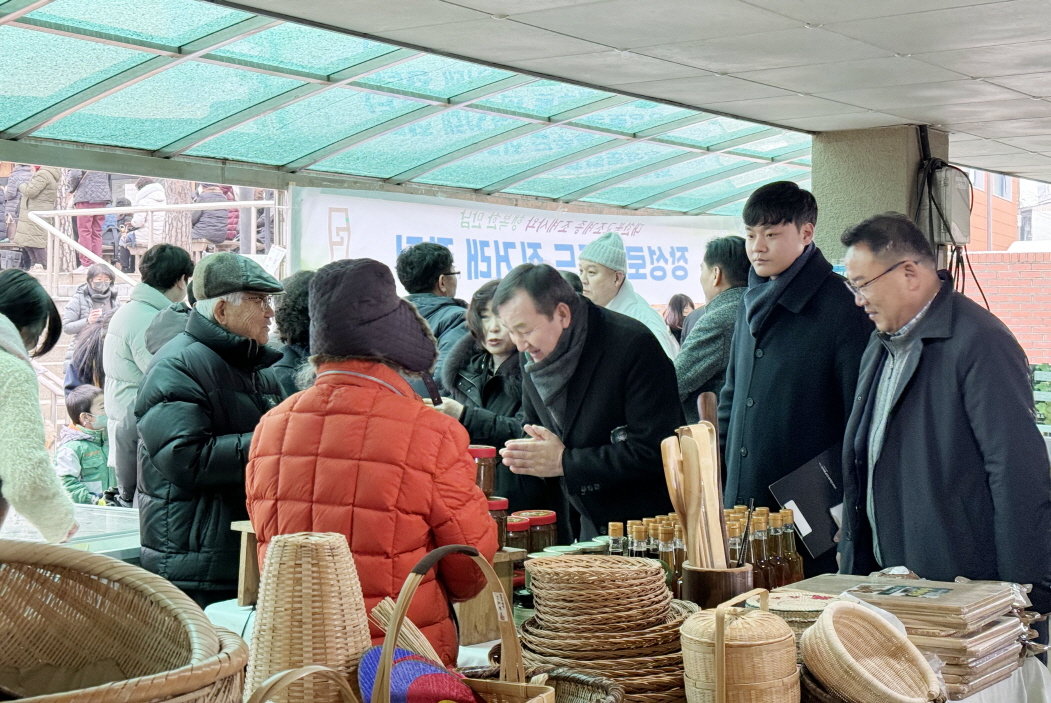 이병노 담양군수가 최근 서울 조계사 직거래장터를 방문한 모습. 사진제공ㅣ담양군