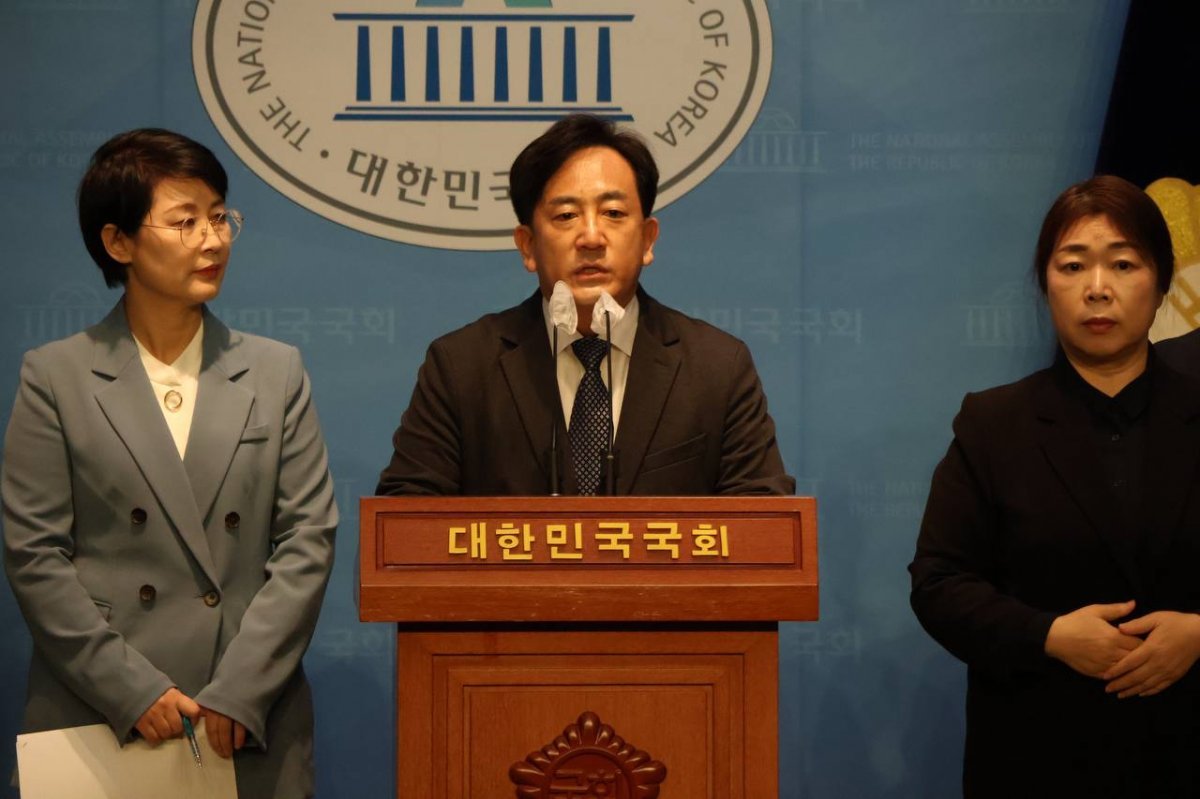 정재혁 예비후보가 16일 오전 정치신인 모임 ‘퇴진과 혁신’ 회원들, 강득구 국회의원 등과 함께 공동기자회견을 진행한 모습. 사진제공ㅣ정재혁 예비후보