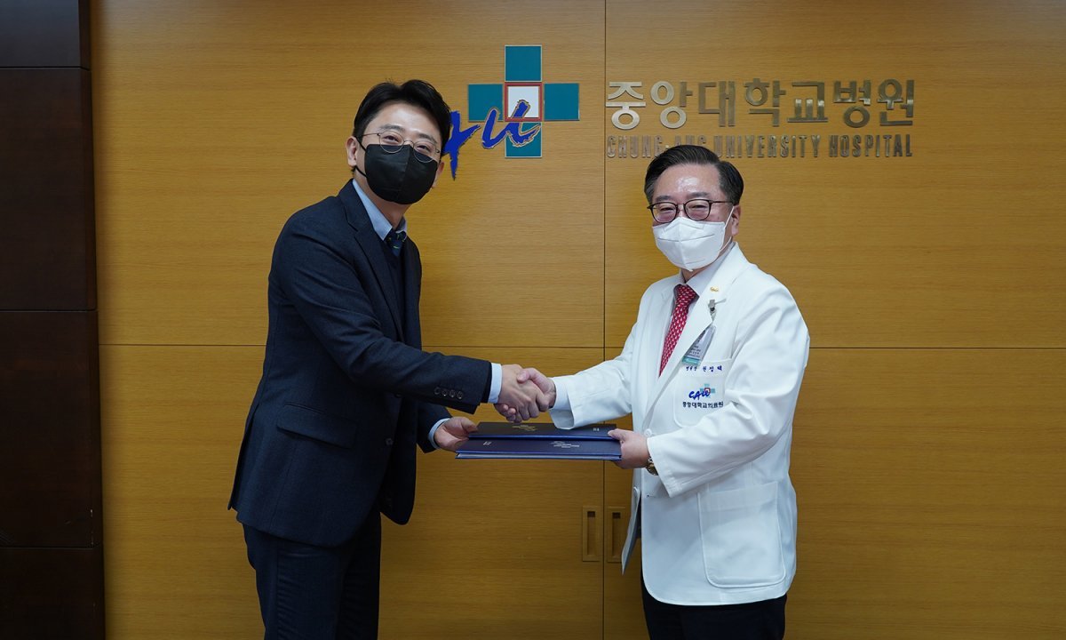 에이아이트릭스 안병은 최고전략책임자(왼쪽)과 권정택 중앙대병원 병원장