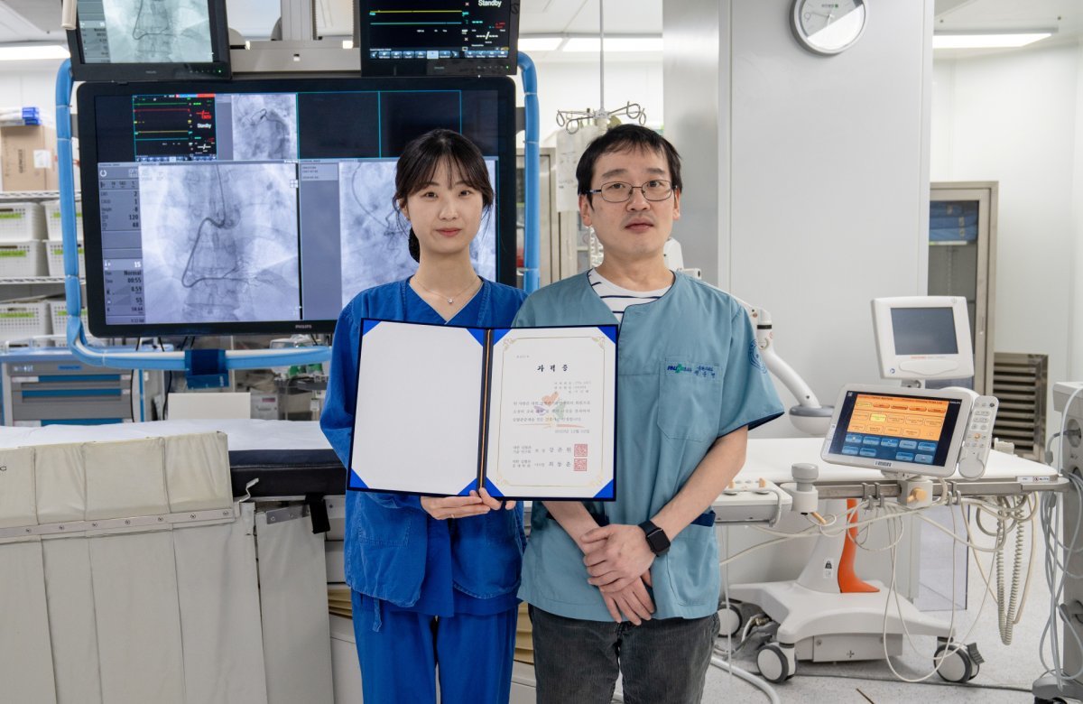 이신혜 부산부민병원 간호사(왼쪽)가 CTST 자격증을 취득한 가운데 정순명 심혈관센터장(오른쪽)과 기념촬영을 하고 있다. 사진제공ㅣ부민병원그룹