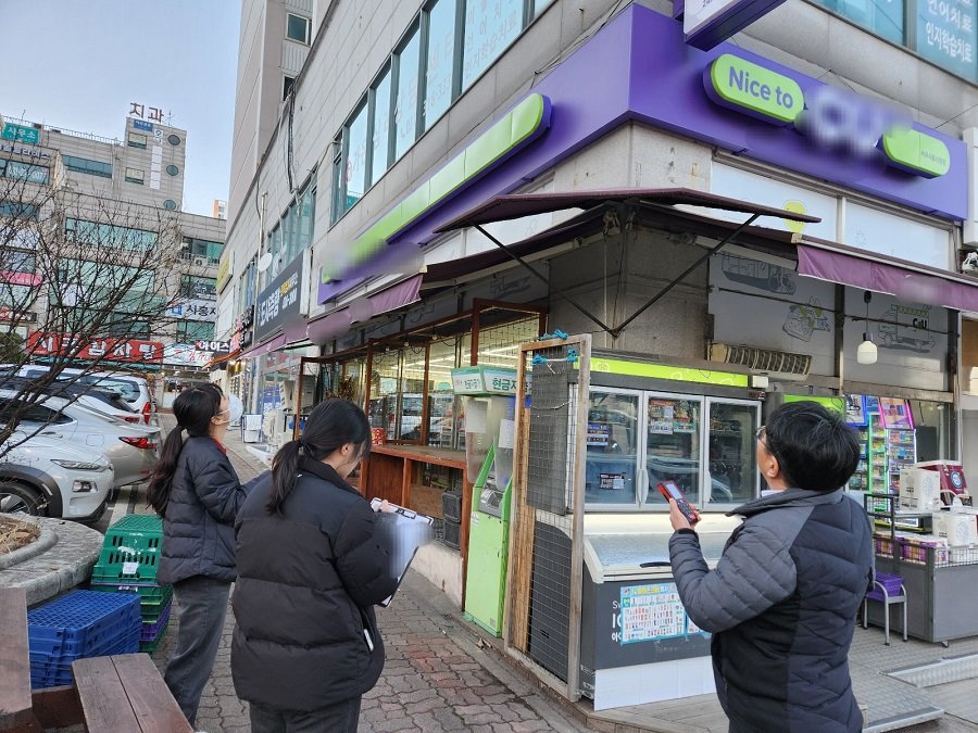 시흥시 공무원 박승철 팀장이 ‘옥외광고물 안전 점검’을 하고있다. 사진제공ㅣ시흥시청