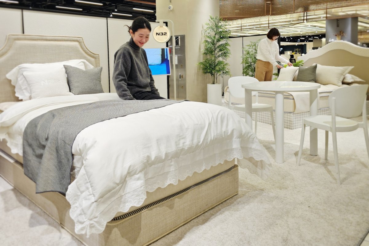 직원이 신세계백화점 센텀시티점 ‘N32 팝업스토어’에서 제품을 선보이고 있다. 사진제공ㅣ신세계 센텀시티