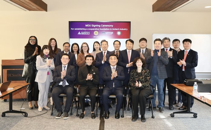 울산시가 지난 17일(현지시간) 미 샌디에이고시 등 4개 기관과 ‘생명(바이오)산업 육성 협력 기반 구축 협약’을 체결한 가운데 김두겸 시장(맨 앞줄 왼쪽 세 번째)이 관계자들과 기념촬영을 하고 있다.사진제공ㅣ울산시