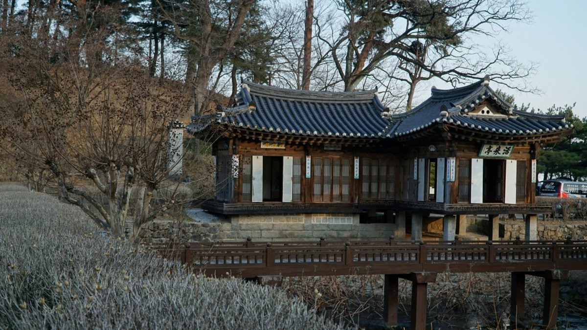 강릉의 대표적인 고택 선교장의 활래정. 300여 년간 원형이 보존된 사대부 전통 가옥으로 국가민속문화재 5호이다. 한옥이 가진 단아하고 기품있는 모습을 감상할 수 있다. 강릉 | 김재범 기자 oldfield@donga.com