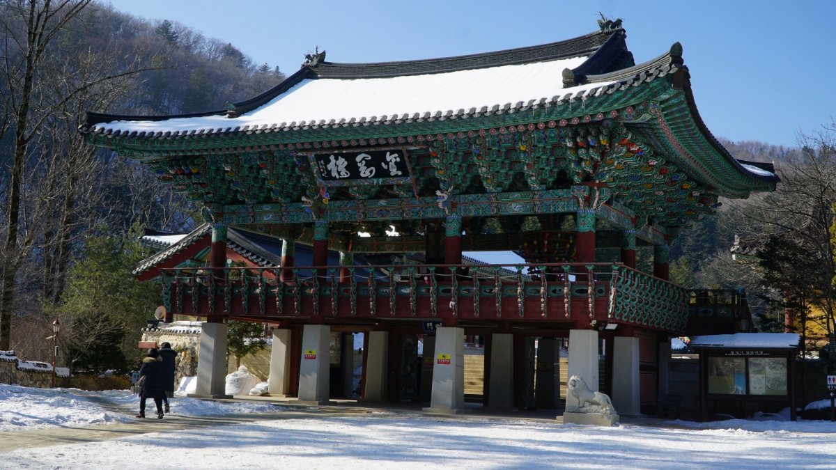 지붕마루에 쌓인 눈이 고즈넉한 겨울정취를 자아내는 오대산 월정사.
평창 | 김재범 기자 oldfield@donga.com