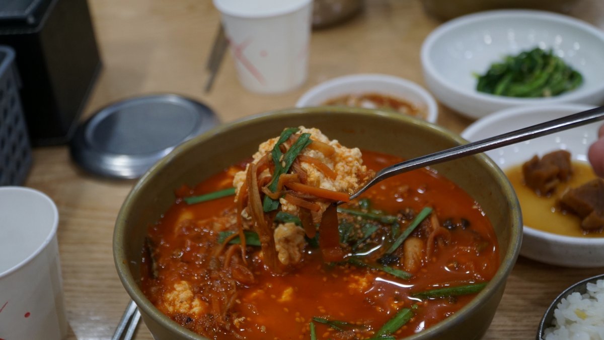 두부요리 격전지 강릉 초당마을서 인기인 짬뽕 순두부. 짬뽕 육수에 면이나 밥 대신 순두부를 넣었는데 얼큰한 국물과 순두부의 부드러운 풍미가 어우러진 것이 특징이다. 
강릉 | 김재범 기자 oldfield@donbga.com