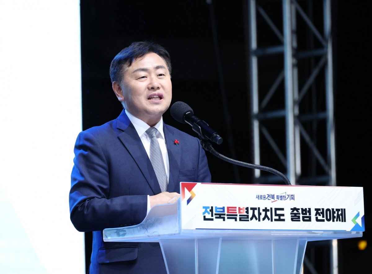 지난 17일 전북도청 광장에서 열린 전북특별자치도 출범 기념 전야제에서 인사말을 하고 있는 김관영 도지사. 사진제공ㅣ전북도