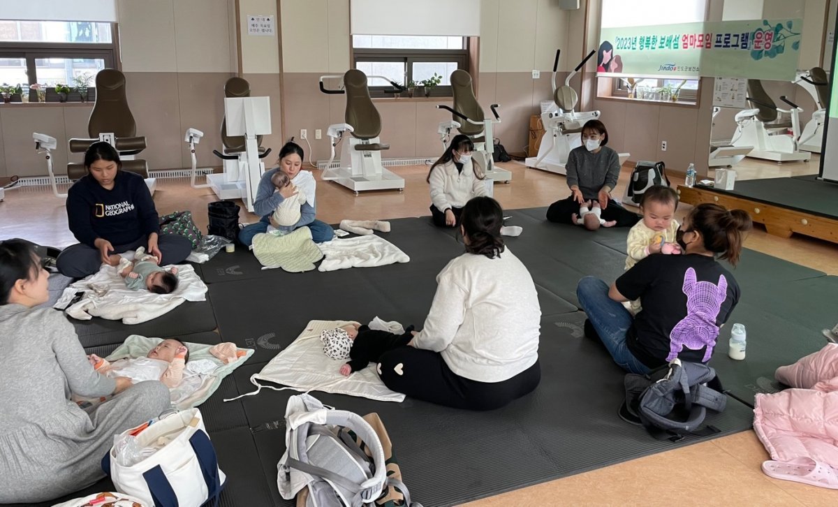 진도군보건소가 시행 중인 행복한 보배섬 엄마 모임. 사진제공ㅣ진도군