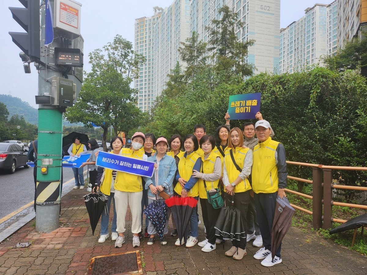 순천시가 시민주도 쓰레기 감축 캠페인을 진행하고 있는 모습. 사진제공ㅣ순천시