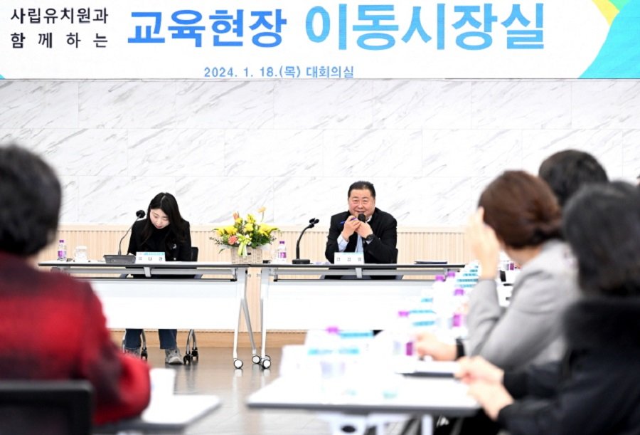 김경일 파주시장이 ‘이동 시장실’로 사립유치원 관계자와 유아교육 발전 논의 모습. 사진제공ㅣ파주시청