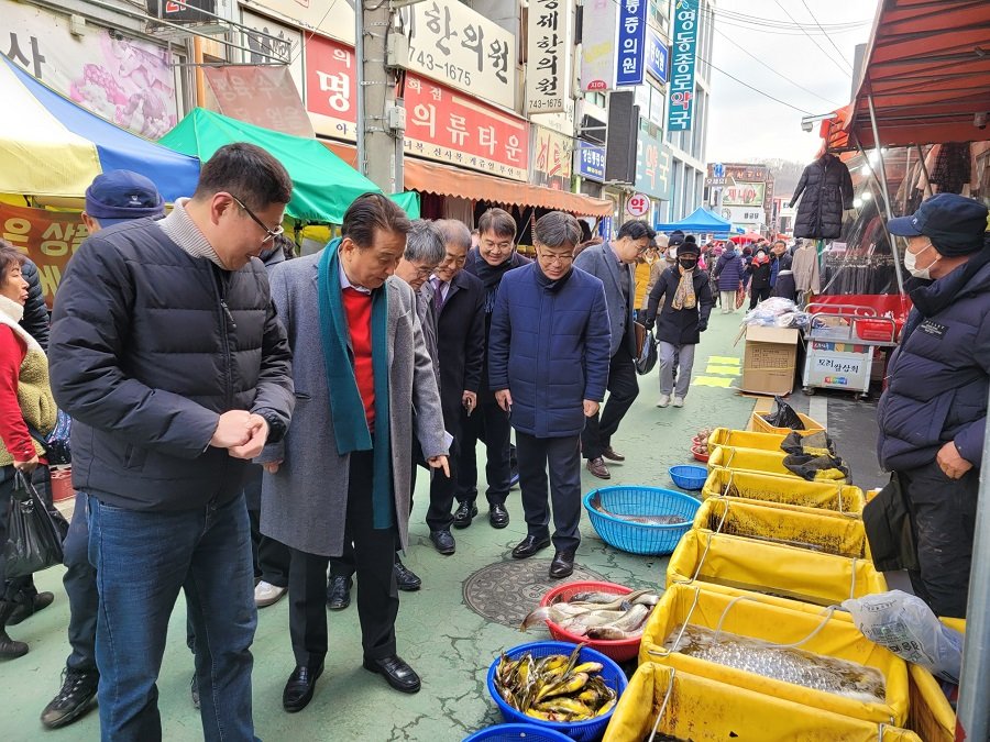 지난 19일 김영환 충북도지사가 영동 곶감 축제에 맞춰 영동군을 찾았다. 사진제공ㅣ영동군청