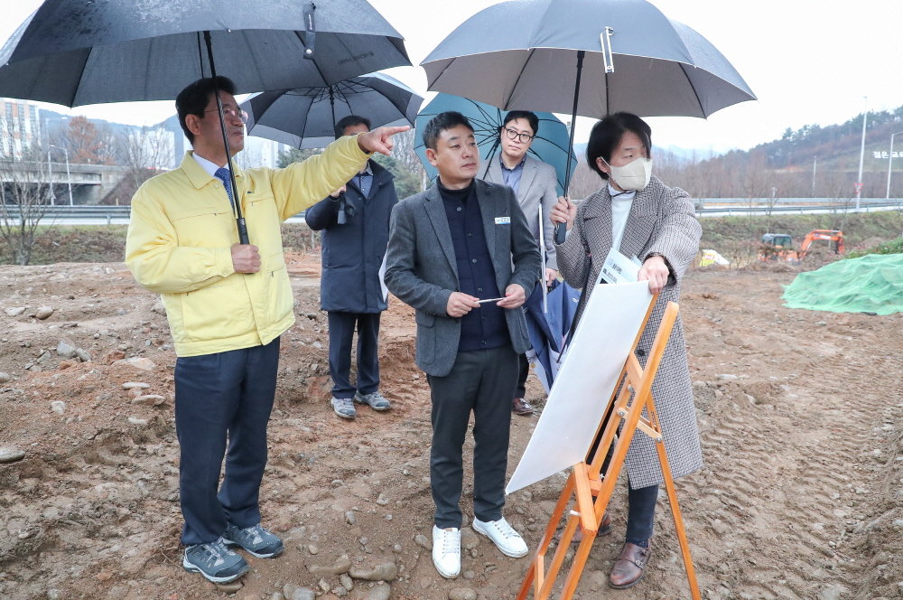 정인화 광양시장이 지난 18일 경관 광장을 방문해 살펴보고 있는 모습. 사진제공ㅣ광양시