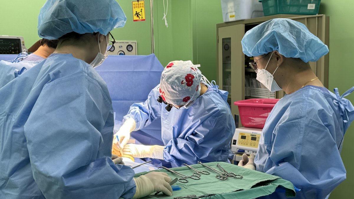 부산 온종합병원 유방암센터 배영태 센터장(유방외과)과 정영래 과장(유방외과)이 유방암환자의 유방 보형물 재건술을 시행하고 있다. 사진제공ㅣ온종합병원