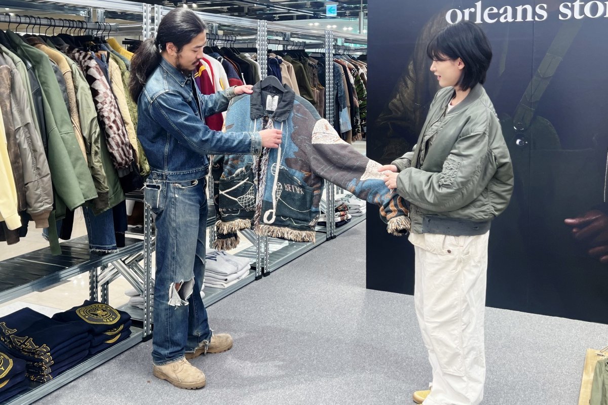 올리언스 스토어 직원들이 제품을 선보이고 있다. 사진제공ㅣ신세계 센텀시티