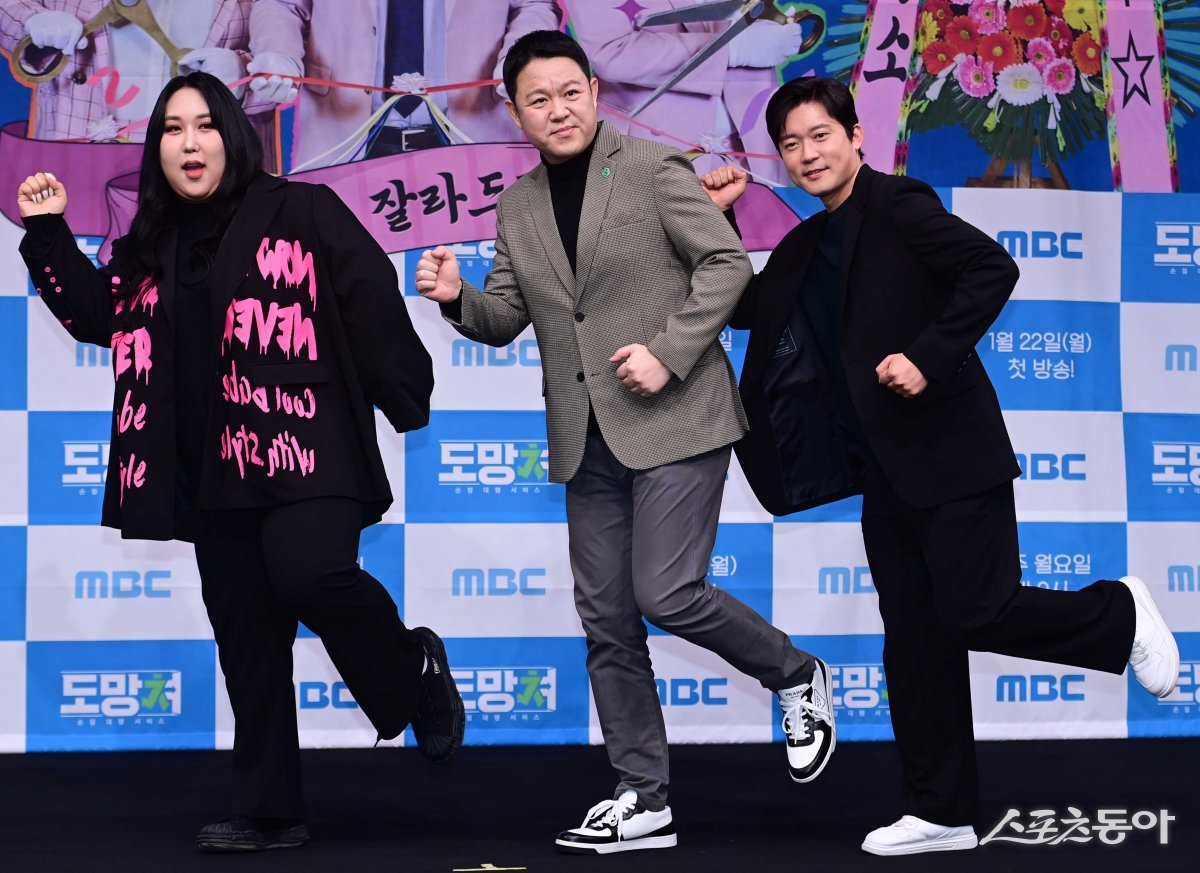 방송인 겸 유튜버 풍자, 방송인 김구라, 김대호 아나운서(왼쪽부터)가 22일 서울 마포구 상암 MBC센터에서 열린 새 예능프로그램
‘도망쳐: 손절 대행 서비스’ 제작발표회에서 코믹한 포즈를 취하고 있다. 주현희 기자 teth1147@donga.com