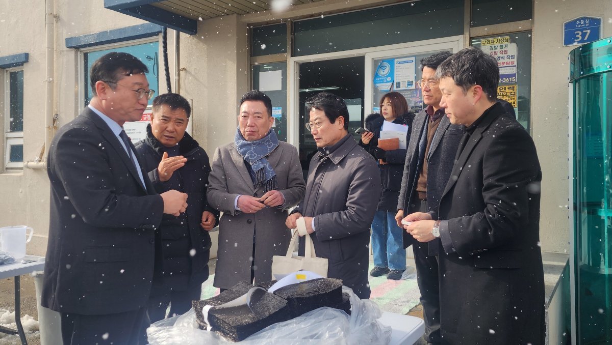 23일 진도 의신면 접도 수품항에서 열린 김양식 활성처리제 개발 용역 현장보고회. 사진제공ㅣ전남도