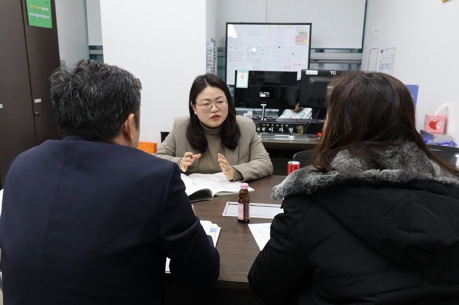 이자형 경기도의원이 ‘경기이룸학교 추진계획’을 점검했다. 사진제공ㅣ경기도의회