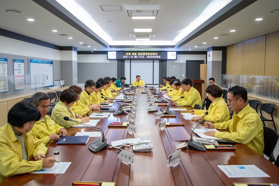 증평군 한파 대응 재난대책회의 모습. 사진제공ㅣ증평군청